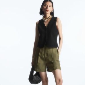 NWT. COS Pleated Linen-Blend Utility Shorts. NEW